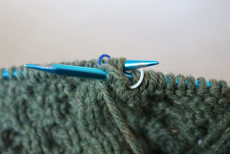 detailní, fotografie, pletení, jehly, jít, textil, kabel, vlna, plést, pletené, příze, ruční, aran, svetr, keltský, šití, vzor, barvitý, vlněný, detail, modrý, lano, nikdo, den, řemeslo, kov, síla, stálý život, selektivní zaměření, umění a řemesla, zaměřit se na popředí, venku, spojení, pletací jehlice, jednoduchost, bezpečnost, tyrkysové barvy, 5K
