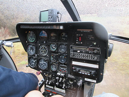 helikopter, helikopter kontrolpanel, kontrolpanel, panel, chopper, luftfart, fly, luft, cockpit, flyvende, antenne, luftfartøj, transportform, kontrollere, pilot, transportmidler, rigtige mennesker, menneskelig hånd, en person, dag, menneskelig kropsdel, køretøj interiør, hånd, teknologi, glas - materiale, udendørs, luftfartsindustrien, lodsning, 4K