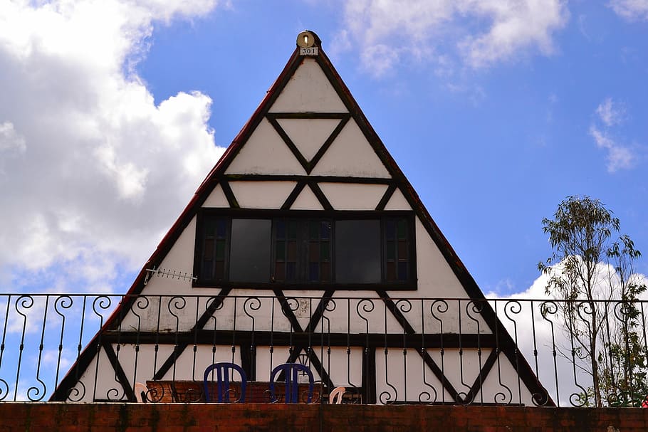 cel, casa, arquitectura, forma de triangle, estructura construïda, núvol - cel, exterior de l'edifici, vista d’angle baix, dia, cap gent, naturalesa, edifici, a l'aire lliure, ciutat, arbre, transport, forma, planta, material de fusta, blau, metall, 4K