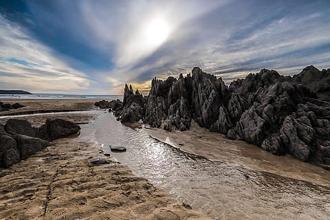 steinete fjellformasjon, hav, skjær, solnedgang, lavvann, england, himmel, sky - himmel, vann, stein, rock-objekt, naturskjønnhet - natur, fast, skjønnhet i naturen, land, natur, Strand, ingen folk, ro, rolig scene, miljø, sand, ikke-urbane scene, landskap, 1080P, CC0, offentlig domene, opphavsrett gratis