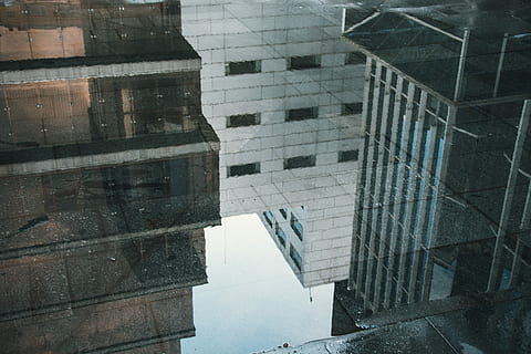 reflexió, edificis, aigua, pis, negre, vidre, reflectint, durant el dia, bassal, vorera, ciutat, edifici, arquitectura, a l'aire lliure, referència, gratacels, finestra, pluja, blanc, estructura construïda, exterior de l'edifici, vidre - material, dia, cap gent, modern, marc complet, exterior d’edifici d’oficines, naturalesa, vista d’angle alt, oficina, patró, vida de ciutat, 5K, CC0, domini públic, lliure de regalies