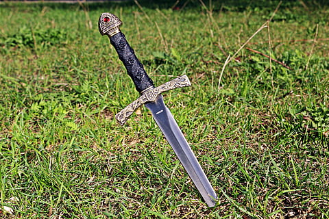 negro, gris, espada, verde, hierba, arma, cuchillo, daga, edades medias, agudo, metal, planta, naturaleza, tierra, nadie, campo, color verde, día, hacha, centrarse en primer plano, al aire libre, Herramienta de trabajo, vista de alto ángulo, equipo, material de madera, de cerca, cuchillo - arma, agresión, 5K, CC0, dominio público, libre de derechos