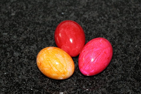 uovo di Pasqua, colorato, Pasqua, uovo, uovo colorato, vicino, tema di Pasqua, auguri di Pasqua, pittura, uova di Pasqua, cibo e bevande, girato in studio, avvicinamento, rosso, sfondo nero, cibo, freschezza, mangiare sano, gruppo di oggetti, frutta, nessuno, natura morta, in casa, benessere, cibo dolce, tre oggetti, gruppo, strutturato, multicolore, due oggetti, spuntino, dieta, 5K, CC0, dominio pubblico, privo di copyright