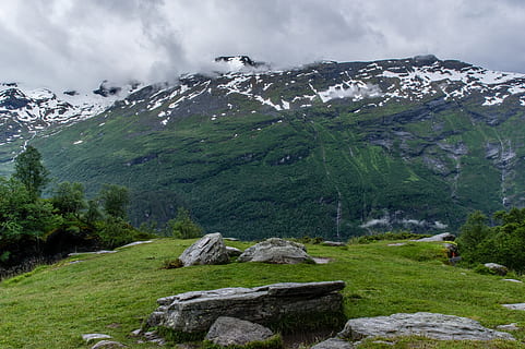 grå, svart, bergarter, omgitt, grønn, gress, fjell, hvit, himmel, dagtid, dekket, snø, landskap, bilde, grønt gress, front, dag, tid, Sky, stein, tre, natur, scenics, utendørs, fjellkjede, grønn farge, sommer, rock-objekt, europeiske alper, ingen folk, landskaper, sky - himmel, skjønnhet i naturen, anlegg, naturskjønnhet - natur, miljø, rolig scene, kaldtemperatur, ro, ikke-urbane scene, fast, snødekte fjell, 5K, CC0, offentlig domene, opphavsrett gratis