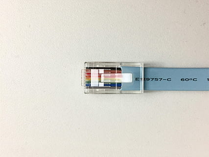 color, cable, utp, ordinador, electrònica, xarxa, primer pla, equipament, còpia espai, cap gent, a l'interior, fons blanc, endoll de connexió de xarxa, funció de construcció de parets, Color blanc, comunicació, electricitat, connexió, tecnologia, arquitectura, estructura construïda, Caixa, natura morta, contenidor, paret, interior de casa, metall, equipament elèctric, Font d'alimentació, 2K, CC0, domini públic, lliure de regalies