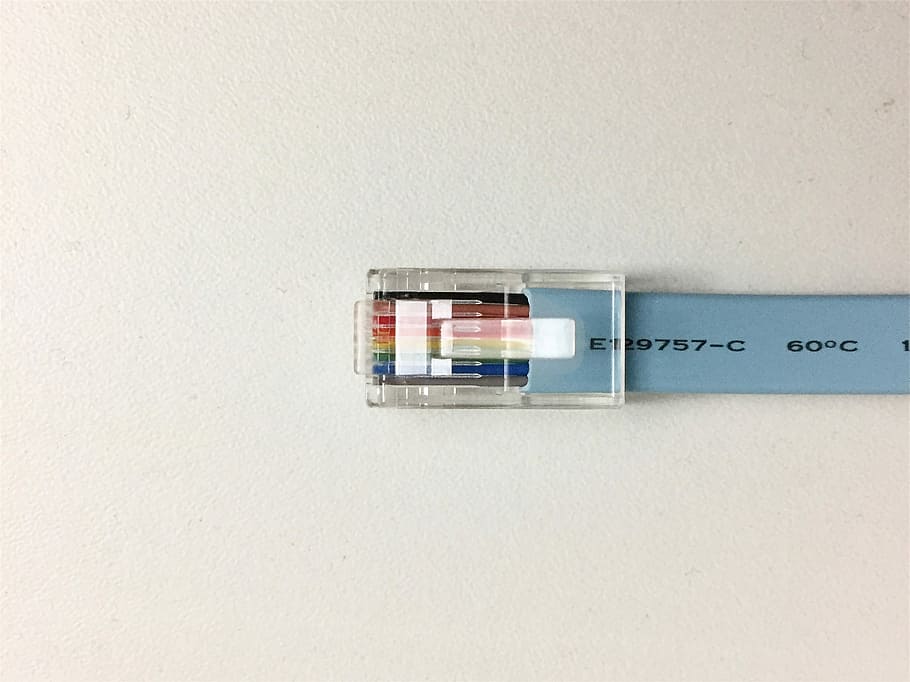 color, cable, utp, ordinador, electrònica, xarxa, primer pla, equipament, còpia espai, cap gent, a l'interior, fons blanc, endoll de connexió de xarxa, funció de construcció de parets, Color blanc, comunicació, electricitat, connexió, tecnologia, arquitectura, estructura construïda, Caixa, natura morta, contenidor, paret, interior de casa, metall, equipament elèctric, Font d'alimentació, 2K
