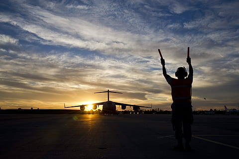 vliegtuig, lading, vlieger, marshalling, vlak, zonsondergang, park, startbaan, leger, vervoer-, hemel, wolk - lucht, luchthaven, een persoon, menselijke arm, opgeheven armen, natuur, vervoer, silhouet, luchtvoertuig, staand, Oranje kleur, levensstijlen, startbaan van de luchthaven, wijze van transport, echte mensen, vrijetijdsbesteding, mannen, 4K, CC0, publiek domein, royaltyvrij