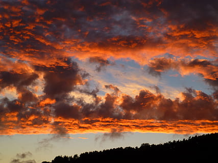 aftenhimmel, dramatisk, cloudformation, efterglød, vejrstemning, sky - himmel, himmel, skønhed i naturen, solnedgang, scenics - natur, orange farve, rolig scene, ro, dramatisk himmel, ingen mennesker, natur, idyllisk, cloudscape, miljø, silhuet, ærefrygt, træ, lav vinkel visning, udendørs, mørk, meteorologi, 4K, CC0, offentligt domæne, royaltyfrie