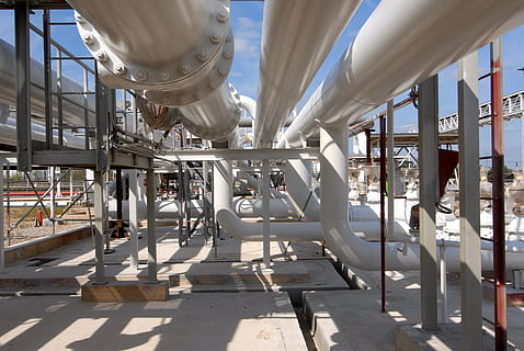 tubo, ombreggiatura, industria, conduttura, fabbrica, gasolio, tubo - tubo, luce del sole, giorno, combustibile e produzione di energia, natura, ombra, tecnologia, all'aperto, architettura, metallo, macchinario, nessuno, attrezzatura, struttura costruita, industria petrolifera, serbatoio di stoccaggio, centrale elettrica, equipaggiamento industriale, 4K, CC0, dominio pubblico, privo di copyright
