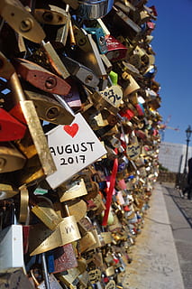 amor, clau, bloqueig, pont, França, feliç, parella, cor, junts, romàntic, jove, Sant Valentí, francès, Agost, cadenat, emoció positiva, seguretat, bloqueig d’amor, penjant, protecció, emoció, esperança - concepte, abundància, esperança, gran grup d'objectes, text, cap gent, metall, primer pla, dia, a l'aire lliure, pont - estructura feta per l'home, missatge, 4K, CC0, domini públic, lliure de regalies