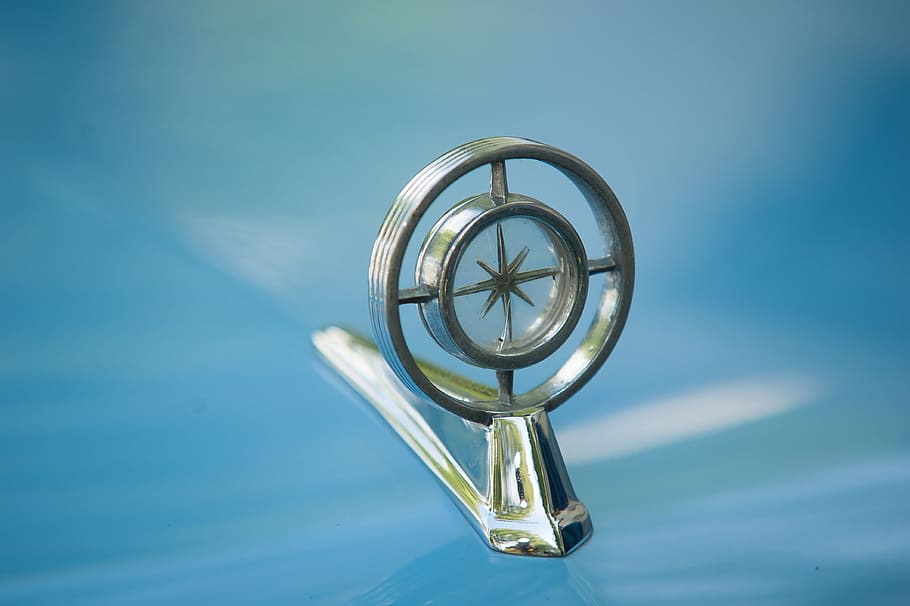 auto, adler, oldtimer, klasický, detailní, detail, chladná postava, automobilového průmyslu, pkw, výstava veteránů, veteránem automobil, auto detail, starý, historicky, oldtimer gp, Historické auto, nikdo, kov, jeden objekt, modrý, zaměřit se na popředí, tvar, den, stálý život, uvnitř, design, lesklý, kruh, Příroda, slunečního světla, stříbrné barvy, geometrický tvar, nízký úhel pohledu, stůl, modré pozadí, chrom, 4K
