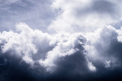 weiße Wolken, niedrig, Winkel Fotografie, Wolken, dunkler Himmel, Himmel, Wolke, wolkig, Textur, Wolkengebilde, dunkel, Natur, hell, Sonnenlicht, Tapete, Naturtapete, abstrakte Tapete, abstrakt, wolke - himmel, Schönheit in der Natur, Hintergründe, Blau, Szenen - Natur, keine Leute, bedeckt, Umgebung, Sturm, Dramatischer Himmel, draußen, Flachwinkelansicht, Tag, launischer Himmel, weiße Farbe, Wind, Regen, Meteorologie, Klima, bedrohlich, 5K, CC0, gemeinfrei, lizenzfrei