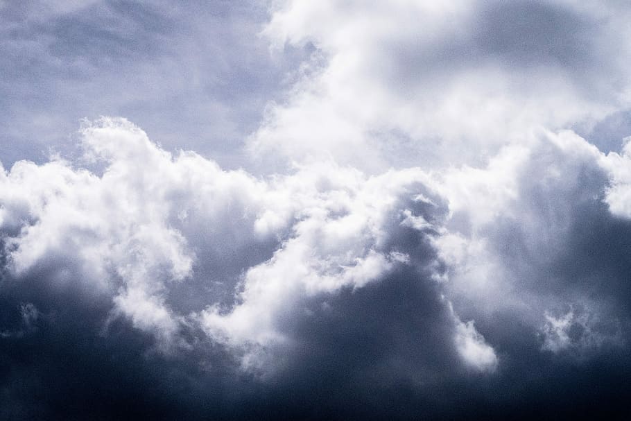 weiße Wolken, niedrig, Winkel Fotografie, Wolken, dunkler Himmel, Himmel, Wolke, wolkig, Textur, Wolkengebilde, dunkel, Natur, hell, Sonnenlicht, Tapete, Naturtapete, abstrakte Tapete, abstrakt, wolke - himmel, Schönheit in der Natur, Hintergründe, Blau, Szenen - Natur, keine Leute, bedeckt, Umgebung, Sturm, Dramatischer Himmel, draußen, Flachwinkelansicht, Tag, launischer Himmel, weiße Farbe, Wind, Regen, Meteorologie, Klima, bedrohlich, 5K