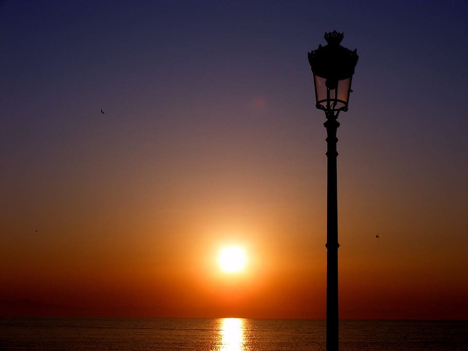 lanterna, sole, grande, cielo, rosso, est, tramonto, lampione, attrezzatura per l'illuminazione, strada, acqua, colore arancione, bellezza nella natura, natura, nessuno, silhouette, mare, la tranquillità, scenics - natura, all'aperto, scena tranquilla, idilliaco, illuminato, lampada elettrica, 2K