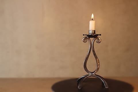 candelabro, patró, forja, vela, flama, cremant, a l'interior, foc, funció de construcció de parets, taula, il·luminat, cap gent, foc - fenomen natural, còpia espai, titular de canelobres, calor - temperatura, primer pla, equips d’il·luminació, senzillesa, brillant, metall, centrar-se en primer pla, material de fusta, antiguitat, llum elèctrica, 5K, CC0, domini públic, lliure de regalies