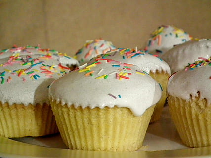cupcakes, drysser, top, cupcake, kage, påske, bagning, dessert, konfekture, indsætte produkter, lækker, sød, duftende, ernæring, mad, appetitvækker, ovn, bage, muffin, småkager, smag, morgenmad, køkken, fad, glasur, fløde, hvid, beige, boller, sødt mad, mad og drikke, overbærenhed, fristelse, indendørs, tæt på, usund spisning, friskhed, stilleben, ingen mennesker, fokus på forgrunden, bagt, multi farvet, cupcake holder, 1080P, CC0, offentligt domæne, royaltyfrie