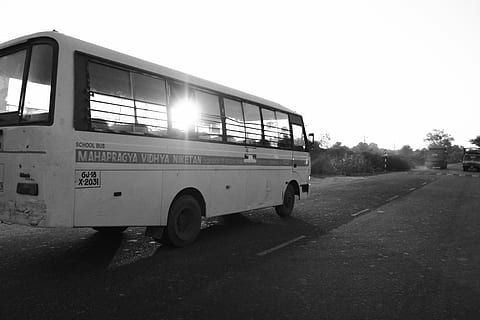 scuolabus, India, strada, mezzi di trasporto, cielo, modo di trasporto, cielo sereno, natura, nessuno, giorno, veicolo terrestre, autobus, all'aperto, copia spazio, trasporto pubblico, terra, luce del sole, pianta, viaggio, campo, città, 5K, CC0, dominio pubblico, privo di copyright