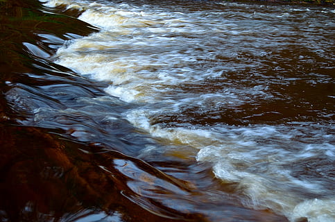 Wasser, aktuell, Hintergrund, Element, Natur, Makro, Leben, Wehr, Fluss, Welle, Meer, Bewegung, Vollbild, keine Leute, Hintergründe, High Angle View, Wassersport, fließendes Wasser, Tag, draußen, Nahansicht, Schönheit in der Natur, Muster, Ufergegend, Ruhe, fließend, Kraft in der Natur, 4K, CC0, gemeinfrei, lizenzfrei