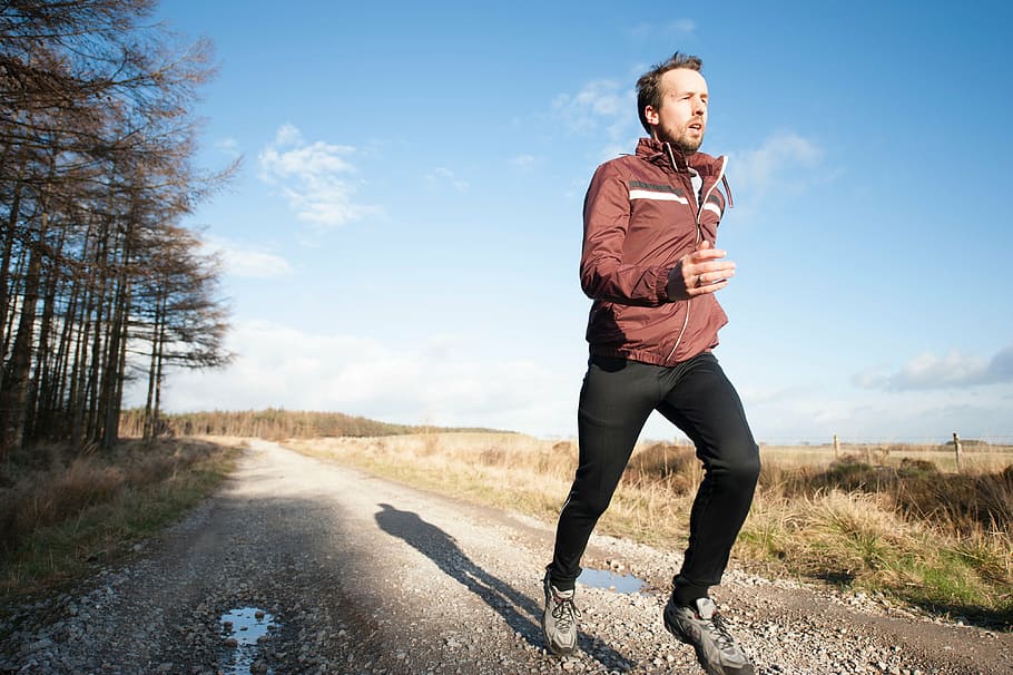 home, corrent, camí, arbres, gent, exercici, trotar, esport, correr, carretera, verd, herba, núvols, cel, saludable, només adults, només dones, una sola dona, moviment, una persona, vitalitat, adult madur, estils de vida, estil de vida saludable, longitud completa, transport, naturalesa, roba esportiva, roba, adult, activitat d'oci, persones reals, paisatge, dones, esforç, 4K