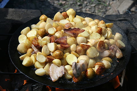 pique-nique, datcha, frit, fermer, vacances, juteux, été, aliments, gril, un barbecue, Nourriture et boisson, ustensile de cuisine, fraîcheur, préparation, personne, moi à, vue grand angle, alimentation saine, légume, bien-être, équipement ménager, à l'intérieur, prêt à manger, chaleur - température, la poêle, poêle, nature morte, journée, tentation, collation, 2K, CC0, domaine public, libre de droits