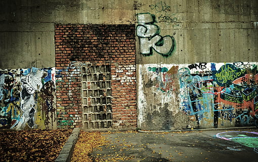 graffiti, parete, graficamente, spruzzatore, creatività, spray, facciata, gioventù, pietre, dipingere, rosso, colorato, inquinamento, vandalismo, caratteristica della parete, architettura, struttura costruita, muro di mattoni, mattone, esterno dell'edificio, arte e artigianato, nessuno, giorno, arte di strada, abbandonato, vecchio, all'aperto, danneggiato, costruzione, intemperie, disordinato, 4K, CC0, dominio pubblico, privo di copyright