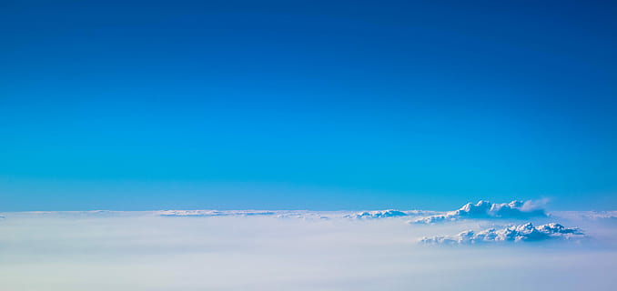 Alpi di montagna, nubi cumuliformi, cielo blu, nuvole, nube, cielo, sopra le nuvole, volare, a mezz'aria, Cloudscape, skyscape, meteorologia, dall'aereo, tranquillo, calmo, puro, bule, spazio, blu, nuvola - cielo, copia spazio, scenics - natura, bellezza nella natura, la tranquillità, scena tranquilla, nessuno, natura, giorno, ambiente, idilliaco, all'aperto, Colore bianco, atmosfera, vento, 5K, CC0, dominio pubblico, privo di copyright