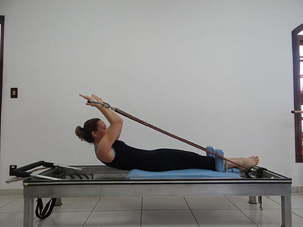 kontrola, reformator, pilates, wewnątrz, pokój domowy, tylko jeden człowiek, tylko dla dorosłych, jedna osoba, dorosły, pełna długość, styl życia, zdrowy tryb życia, sport, ćwiczenia, prawdziwi ludzie, dobre samopoczucie, spędzania wolnego czasu, relaks, joga, kopia przestrzeń, ćwiczenie relaksacyjne, stężenie, rozciąganie, kobiety, 1080P, CC0, domena publiczna, darmowe zdjęcia