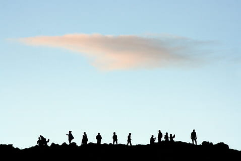 silhouette, persone, superiore, collina, foto, giorno, tempo, natura, paesaggio, cielo, nuvole, blu, gruppo, grande gruppo di animali, all'aperto, animali allo stato selvatico, fauna selvatica, temi animali, gruppo di persone, folla, nuvola - cielo, persona irriconoscibile, persone reali, copia spazio, retroilluminato, ambiente, uomini, bellezza nella natura, scenics - natura, in piedi, arto umano, eccitazione, 2K, CC0, dominio pubblico, privo di copyright