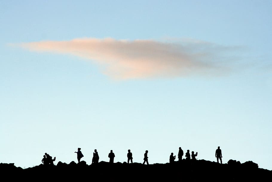 silueta, gente, parte superior, colina, foto, día, hora, naturaleza, paisaje, cielo, nubes, azul, grupo, gran grupo de animales, al aire libre, animales en la naturaleza, fauna animal, temas de animales, grupo de personas, multitud, nube - cielo, persona irreconocible, gente real, copia espacio, retroiluminado, ambiente, hombres, belleza en la naturaleza, paisajes - naturaleza, en pie, extremidad humana, emoción, 2K