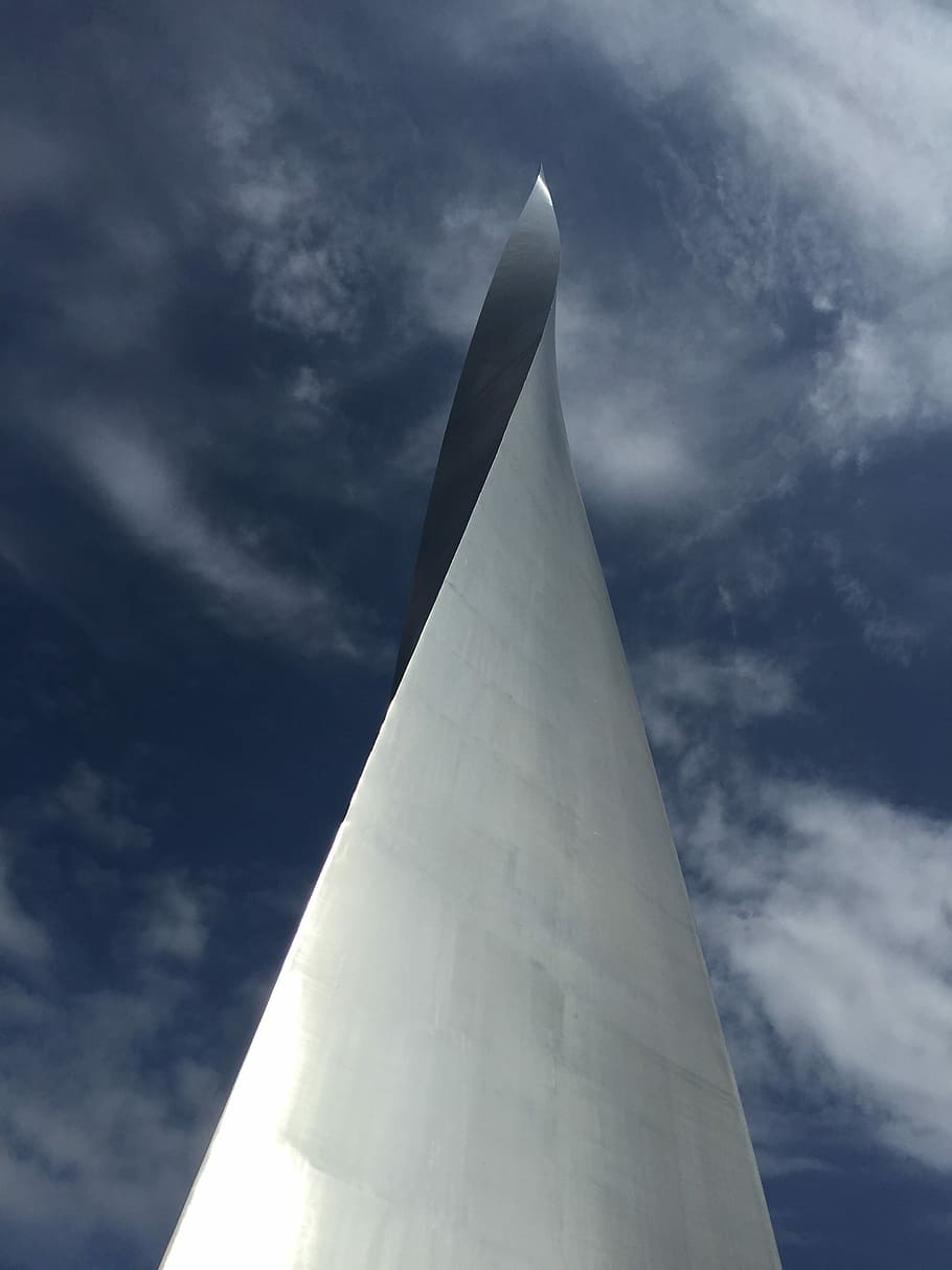 torre de color gris, gris, retorçat, de gran alçada, edifici, ennuvolat, cel, arquitectura, estructura, torre, metall, alt, pujar, plata, gir, gratacels, espiral, art, núvol - cel, vista d’angle baix, dia, cap gent, a l'aire lliure, naturalesa, monument, memorial, alta - alta, viatjar, estructura construïda, història, el passat, destinacions de viatge, llum solar, exterior de l'edifici, Color blanc, forma de triangle, acer, 2K