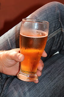 cervesa, fred, refresc, beure, mà humana, menjar i beguda, mà, una persona, part del cos humà, celebració, alcohol, vidre, cervesa - alcohol, copa, primer pla, roba casual, got de cervesa, equipament per a la llar, persones reals, estils de vida, texans, dit, got de pinta, 5K, CC0, domini públic, lliure de regalies