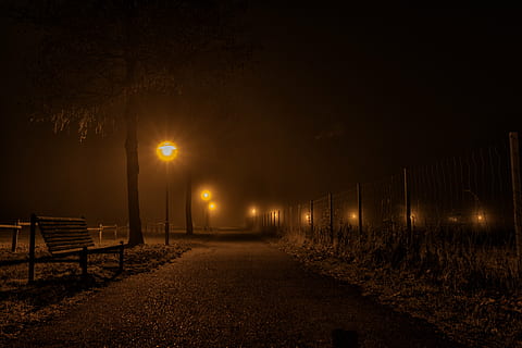 rua, luzes, noite, tarde, nuvens, crepúsculo, humor, abendstimmung, linhas, arquitetura, Sombrio, leve, foto, tubo, lua, construção, lâmpada, lindo, vela, luminária, efeito, Trevas, iluminação, natureza, brilho, diretório, lanterna, spa, Maravilhoso, névoa, iluminado, ninguém, ao ar livre, iluminação pública, o caminho a seguir, equipamento de iluminação, árvore, direção, ausência, plantar, estrada, Banco, cidade, assustador, esvaziar, Perspectiva Diminutiva, beco, banco de parque, 5K, CC0, domínio público, royalty free
