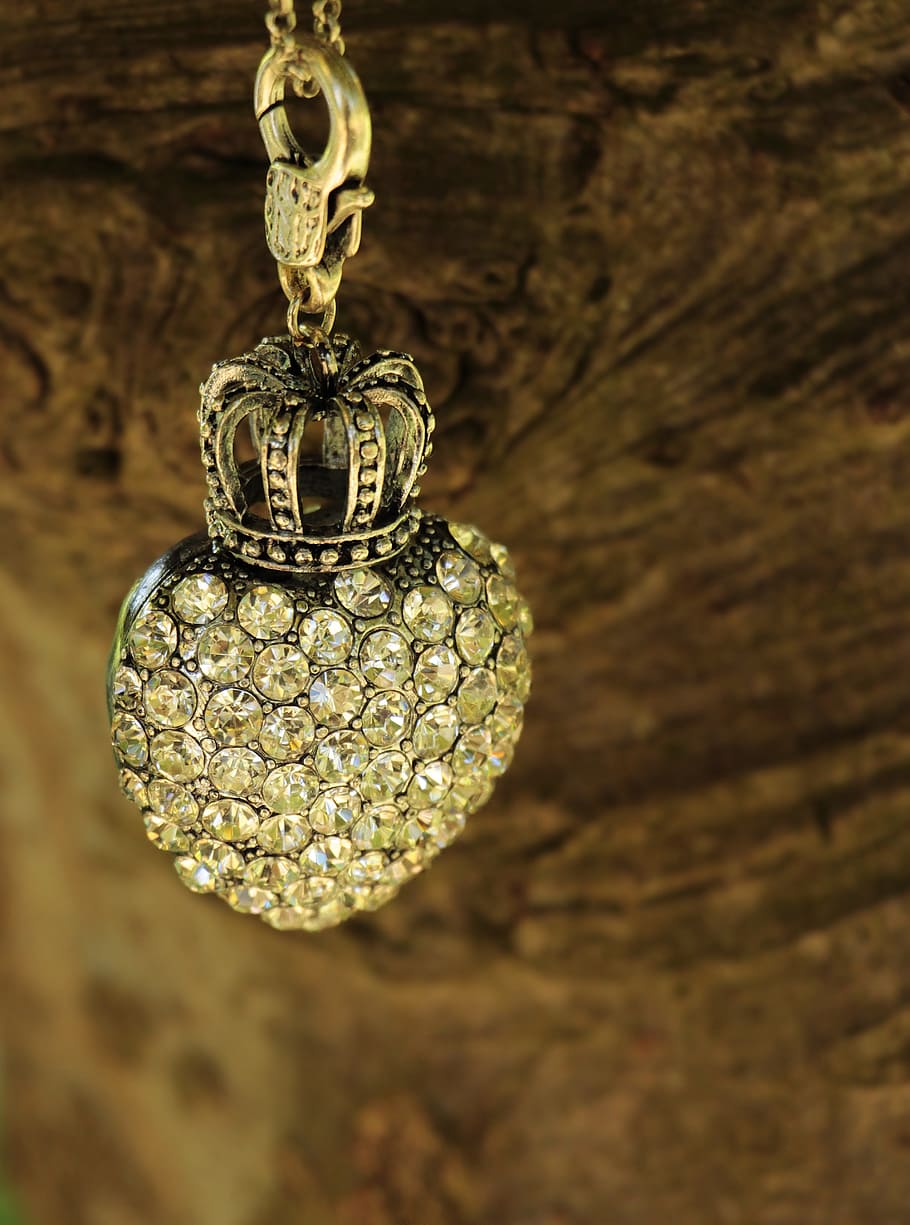 color daurat, clar, collaret de pedra preciosa, cor, corona, arbre, strass, pedreria, cor amb corona, cor de strass, collaret, cadena, mapa, postal, targeta de felicitació, amor, benvinguda, vidre, blocs de vidre, dolç, licitació, bonic, diamants, imitació, imitació de diamants, cristalls, brillantor, propagació del color, joieria de moda, salutació, hotfix, strass de cola calenta, cor de pedreria amb corona, tardor, cadena a l’arbre, collaret a l'arbre, primer pla, cap gent, centrar-se en primer pla, penjant, joieria, a l'interior, patró, penjoll, disseny, dia, decoració, natura morta, creativitat, vell, material de fusta, sostre, naturalesa, forma, luxe, ornamentat, 5K
