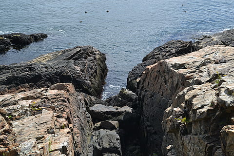 Klippen, Felsen, Ozean, Meer, Natur, draussen, Himmel, Küste, Sommerlandschaft, Rock, Wasser, Rock - Objekt, solide, Felsformation, Schönheit in der Natur, Tag, Ruhe, keine Leute, Szenen - Natur, High Angle View, Strand, ruhige Szene, Land, draußen, idyllisch, Nicht-städtische Szene, felsige Küste, erodiert, 4K, CC0, gemeinfrei, lizenzfrei