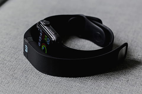 czarny, aluminiowe jabłko skrzynkowe, zegarek, opłata fitbit 2, przestrzeń, zespół sportowy, flex fitbit, zegarek na jabłko, fitbit, tech, technologia, zbliżenie, pojedynczy obiekt, żadnych ludzi, wewnątrz, czarny kolor, obrotnica, kultura i rozrywka artystyczna, muzyka, stół, martwa natura, skupić się na pierwszym planie, w stylu retro, cień, rekord, selektywne skupienie, sprzęt, człowiek zrobiony, przestarzały, 4K, CC0, domena publiczna, darmowe zdjęcia