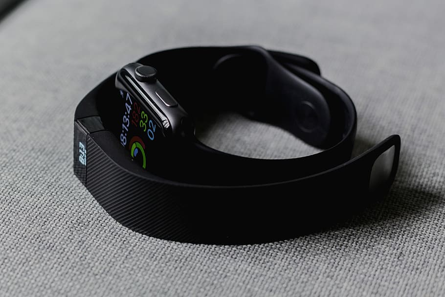 negre, estoig d'alumini de poma, veure, càrrega de fitbit 2, espai, banda d’esport, fitbit flex, rellotge de poma, fitbit, tecnologia, primer pla, sol objecte, cap gent, a l'interior, color negre, taula giratòria, cultura i entreteniment artístic, música, taula, natura morta, centrar-se en primer pla, estil retro, ombra, registre, enfocament selectiu, equipament, fet per l'home, obsoleta, 4K