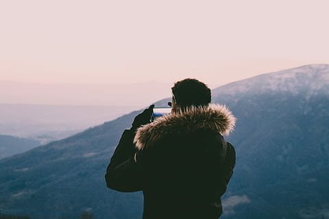 hombre, tomando, foto, cerros, vistiendo, sudadera con capucha parka, cordillera, altura, fondo, puesta de sol, noche, nieve, montaña, hombres, actividad de ocio, cielo, vista trasera, paisajes - naturaleza, belleza en la naturaleza, naturaleza, dos personas, adulto, ambiente, estilos de vida, gente, pareja - relación, gente real, tranquilidad, cintura para arriba, paisaje, escena tranquila, emoción positiva, al aire libre, ropa de abrigo, mirando a la vista, 5K, CC0, dominio público, libre de derechos