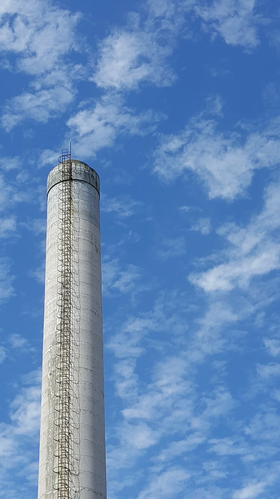 céu, chaminé, postar, nuvem, em branco, fábrica, indústria, poluição, azul, torre, geração de combustível e energia, nuvem - céu, estrutura construída, visão de baixo ângulo, arquitetura, alto - alto, exterior do edifício, dia, ninguém, natureza, ao ar livre, luz solar, tanque de armazenamento, construção, metal, 5K