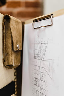 piani di architettura, elegante, Borsa di pelle, architettura, pelle, Borsa, design, Piano, costruzione, schema, planimetria, architetto, documento, carta, preparazione, in casa, nessuno, avvicinamento, occupazione, natura morta, tavolo, messa a fuoco selettiva, concentrarsi sulle conoscenze acquisite, pianificazione, metallo, vista dall'alto, attrezzature domestiche, cibo e bevande, attività commerciale, lavoro d'ufficio, 2K, CC0, dominio pubblico, privo di copyright