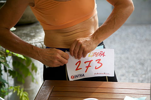 przygotowanie biegu, kobieta trzyma papier, 273, numer, biegacz, maraton, uczestnik, brzuch, jedna osoba, dorosły, część ludzkiego ciała, trzymać, tekst, dłoń, ludzka ręka, pismo zachodnie, kobiety, na dworze, dzień, przedni widok, w połowie dorosły, styl życia, Natura, zbliżenie, 5K, CC0, domena publiczna, darmowe zdjęcia