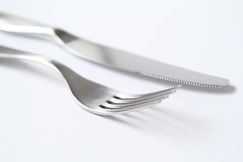 grau, rostfrei, Stahlgabel, Brotmesser, Gabel, Messer, Besteck, Tischmesser, Abendessen, Lebensmittel, Messer und Gabel, Mahlzeit, Essen, Weiß, Küche, Tabelle, Restaurant, Rahmen, Mittagessen, Silber-, Design, weißer Hintergrund, silberfarben, modern, Eleganz, stehlen, Küchenutensilien, Essgeschirr, Studioaufnahme, Haushaltsausstattung, Metall, drinnen, Silber - Metall, keine Leute, glänzend, Löffel, Nahansicht, ausgeschnitten, einzelnes Objekt, rostfreier Stahl, Essen und Trinken, Legierung, Geschirr, sauber, Luxus, 5K, CC0, gemeinfrei, lizenzfrei