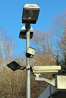 bezpečnostní, lampy, lucerna, osvětlení, Fotoaparát, světlo, monitorování, hodinky, řízení, nedostatek dom, video dohled, sledovací kamera, ochrana, dozor, Tak určitě, venku, nebe, modrý, dohled, strom, den, holý strom, nikdo, Příroda, rostlina, bezpečnostní kamera, technologie, nízký úhel pohledu, čisté nebe, osvětlovací zařízení, slunečního světla, bezpečnost, kov, 2K, CC0, veřejná doména, bez autorských práv