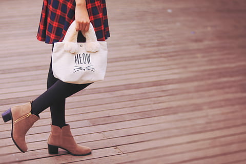 donna, rosso, plaid, gonna, portando, bianca, totalizzatore, Borsa, donna in rosso, Miao, tote bag, donne, persone, femmine, una persona, adulto, sezione bassa, solo adulti, solo un uomo, giorno, persone reali, gamba umana, parte del corpo umano, scarpa, parte del corpo, a piedi, stili di vita, attività di svago, abbigliamento casual, capi di abbigliamento, in piedi, sentiero, uomini, legno - materiale, all'aperto, arto umano, 1080P, CC0, dominio pubblico, privo di copyright