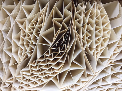 structuur, kunst, papier, vouwen, plizado, wit, ontwerp, achtergrond, begrip, patroon, achtergronden, binnenshuis, geen mensen, detailopname, volledig kader, stilleven, herhaling, kunst en ambacht, vorm, gevouwen, witte kleur, overvloed, textiel, creativiteit, ambacht, getextureerde, dag, 2K, CC0, publiek domein, royaltyvrij