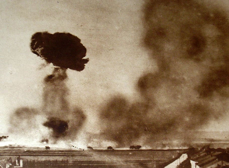 bombardejos, guerra mundial i, bombes, núvols, explosions, fotografies, domini públic, fum, vintage, guerra, wwi, ww i, blanc i negre, arts i entreteniment, Arts visuals, conceptes i idees, vell, gent, silueta, una persona, una sola dona, adult, només dones, cap gent, naturalesa, dia, arquitectura, estructura construïda, primer pla, textura, funció de construcció de parets, núvol - cel, emoció, material de fusta, fons, resistent, cel, exterior de l'edifici, a l'aire lliure, signe, senyal d'advertència, brutícia, 1080P