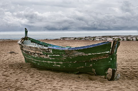 barca, plaża, chmury, wylądować, woda, morze, statek morski, środek transportu, niebo, transport, Natura, piasek, chmura - niebo, scenics - natura, środowisko, opuszczony, podróżować, pochmurny, na dworze, dzień, krajobraz, żadnych ludzi, odpływ, Łódź rybacka, łódź wiosłowa, zanieczyszczenie, 4K, CC0, domena publiczna, darmowe zdjęcia