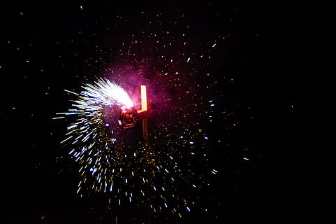 fuoco, fuochi d'artificio, sole, oggetto, svolta, spray, buio, luce, sylvester, di notte, nero, Vigilia di Capodanno, notte, illuminato, evento, celebrazione, fuoco d'artificio, cultura artistica e intrattenimento, movimento, Fuochi artificiali, che esplode, raggiante, lunga esposizione, fuochi d'artificio - Oggetto creato dall'uomo, ardente, movimento sfocato, scintille, nessuno, fumo - struttura fisica, 5K, CC0, dominio pubblico, privo di copyright