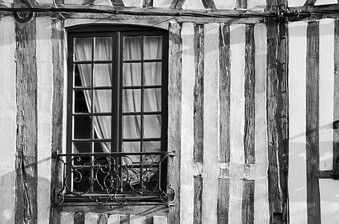 Fenster, Fassade, Haus, Stollen, Normandie, Erbe, historisch, alt, Frankreich, Dorf, die Architektur, gebaute Struktur, Gebäudehülle, Gebäude, Tag, keine Leute, Glas - Material, draußen, Wandbau - Funktion, Sicherheit, verlassen, verwittert, transparent, Vorhang, beschädigt, geschlossen, Fensterrahmen, 4K, CC0, gemeinfrei, lizenzfrei