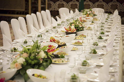 vip, sopar, menú del dia, taula, banquet, restaurant, esdeveniment, casament, placa, recepció del casament, arranjament, coberts, decoració, menjar, celebració, cap gent, estovalles, tovalló, vaixella, ocupació del servei de menjar, Indústria alimentària i de begudes, elegància, flor, configuració de lloc, cadira, bufet, luxe, menjar i beguda, planta amb flors, frescor, planta, enfocament selectiu, Color blanc, en fila, a l'interior, vidre, natura morta, arranjament floral, abundància, bouquet, configuració, ordre, cap de flor, 5K, CC0, domini públic, lliure de regalies