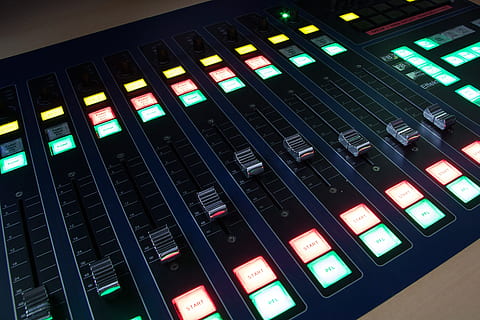 avvicinamento, foto, nero, blu, miscelazione, consolle, miscelatore, controllore, inizio, illuminazione per conferenze, studio del suono, cabina dei diffusori, direttore, trasferimento di informazioni, immagini, suono, testo, onde elettromagnetiche, rete radio, tecnologia, multicolore, in casa, nessuno, cultura artistica e intrattenimento, musica, mixer audio, controllo, attrezzatura, industria, equipaggiamento audio, attrezzatura per la registrazione del suono, illuminato, macchinario, comunicazione, colore verde, computer, sfondi, attività commerciale, 4K, CC0, dominio pubblico, privo di copyright
